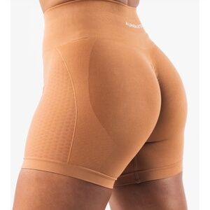 Alphalete amplify contour shorts in clay